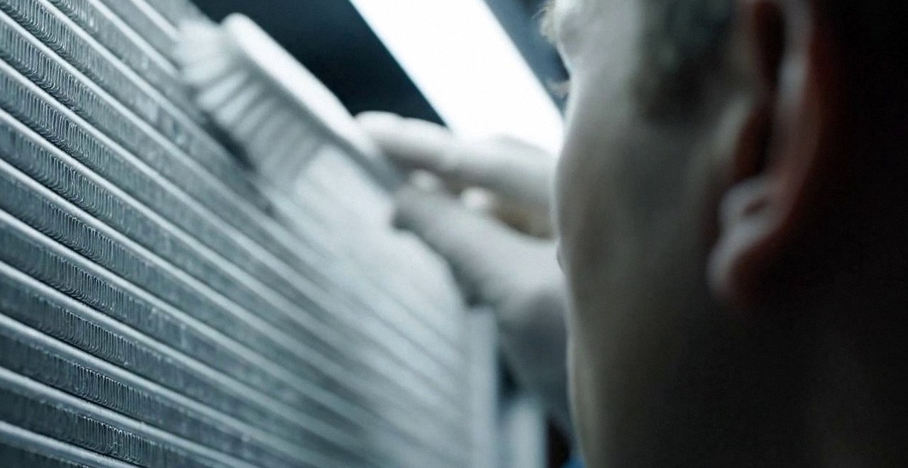 Tecnico che pulisce lo scambiatore di calore della caldaia, Verona e provincia, durante un pronto intervento di una caldaia Baxi a Valeggio sul Mincio
