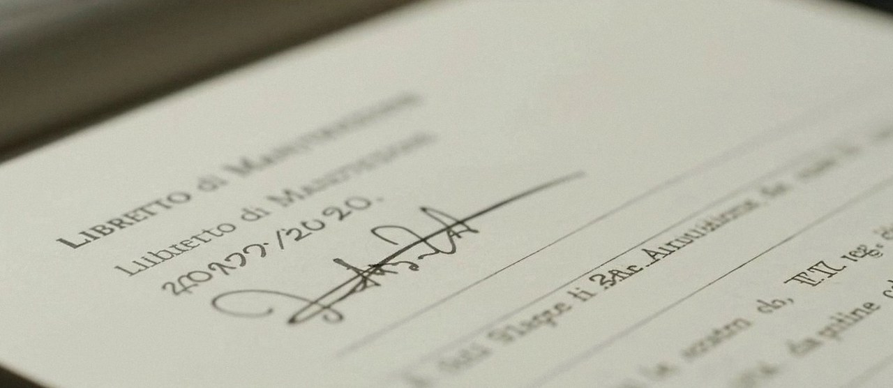 Firma sul libretto dell'impianto dopo l'intervento, per la dichiarazione di conformità di una caldaia Beretta a Bardolino