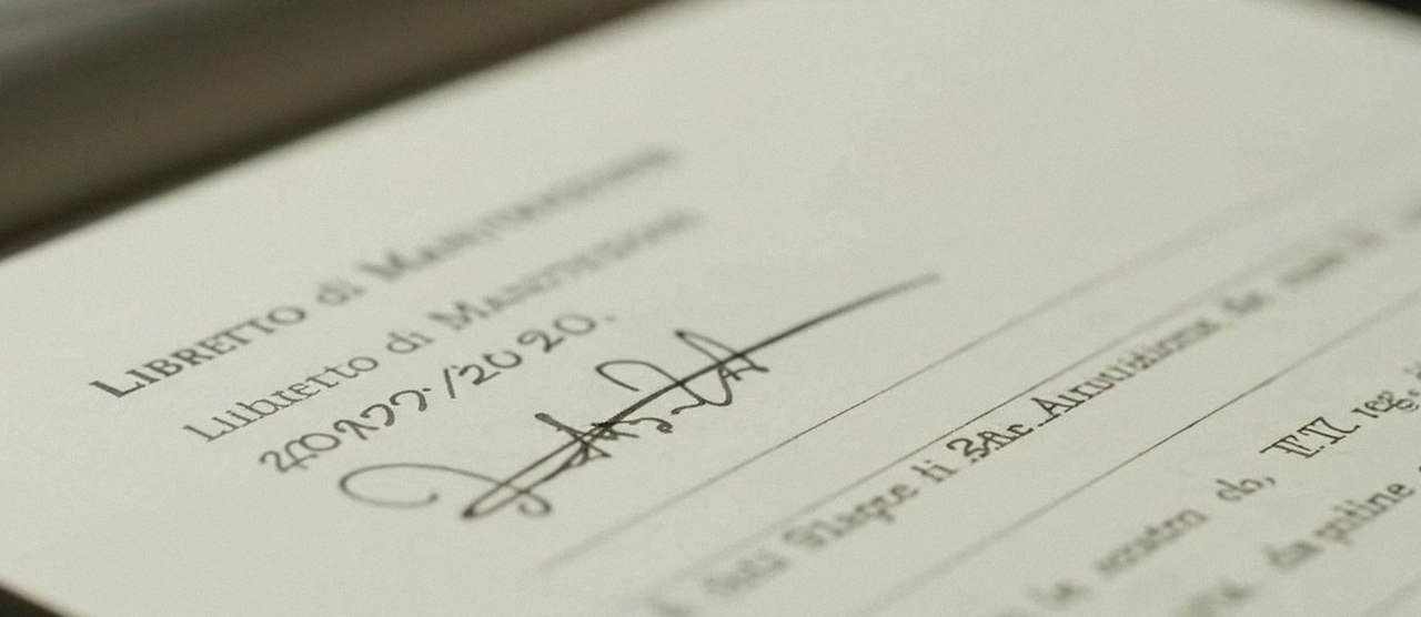 Firma sul libretto dell'impianto dopo l'intervento, per la dichiarazione di conformità di una caldaia Beretta a Caldiero