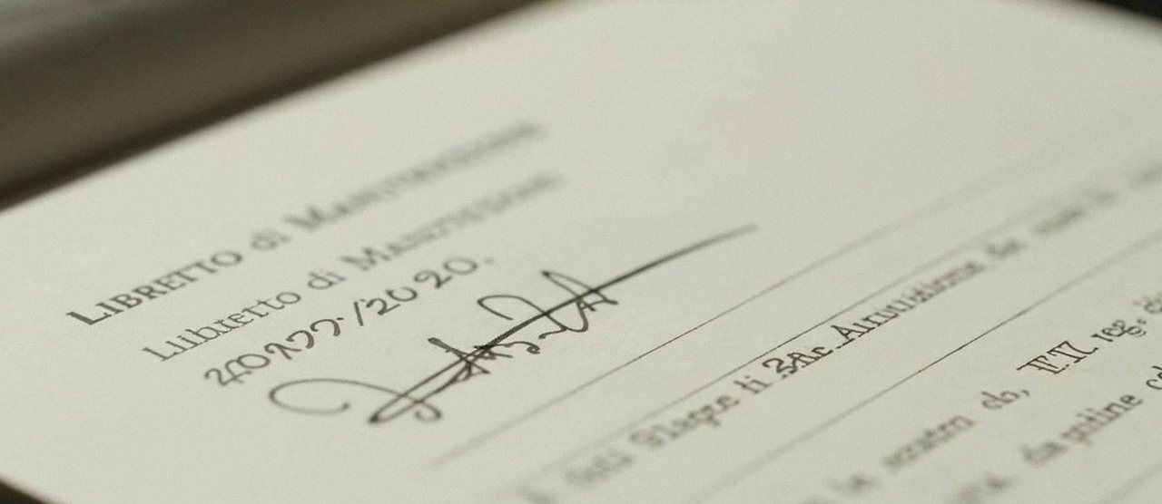 Firma sul libretto dell'impianto dopo l'intervento, per la dichiarazione di conformità di una caldaia Beretta a Castelnuovo del Garda