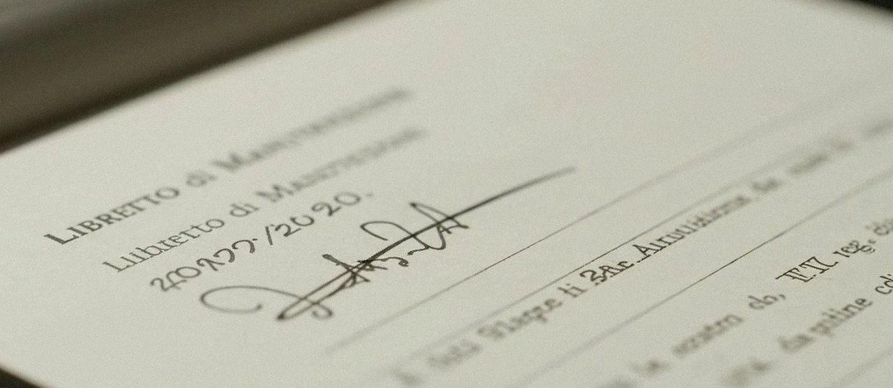 Firma sul libretto dell'impianto dopo l'intervento, per la dichiarazione di conformità di una caldaia Beretta a Lazise
