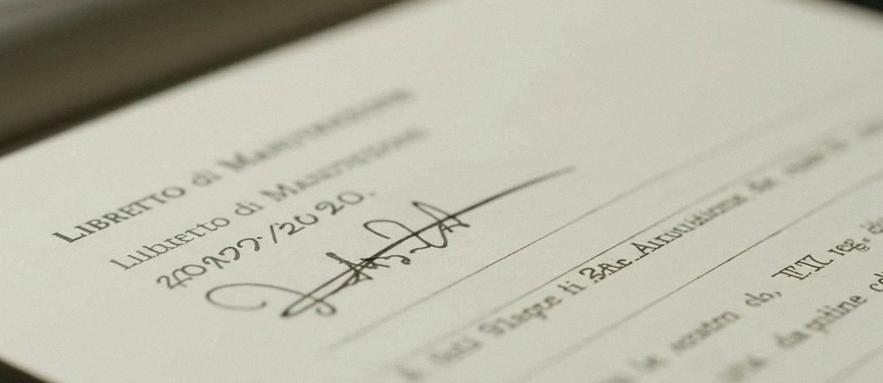 Firma sul libretto dell'impianto dopo l'intervento, per la dichiarazione di conformità di una caldaia Beretta a Negrar di Valpolicella