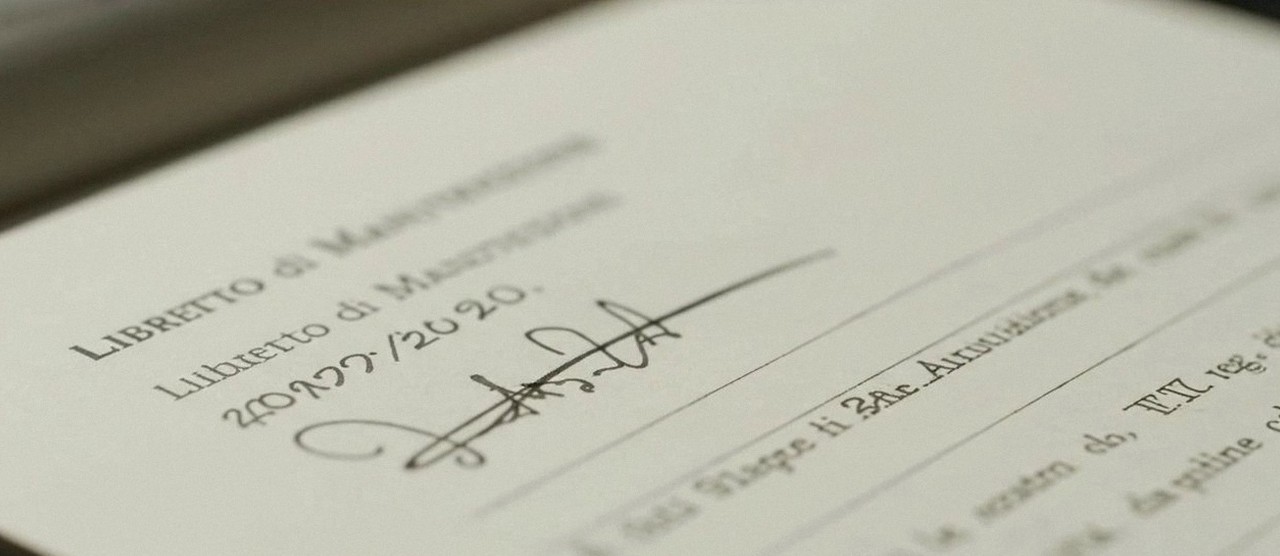 Firma sul libretto dell'impianto dopo l'intervento, per la dichiarazione di conformità di una caldaia Beretta a San Martino Buon Albergo
