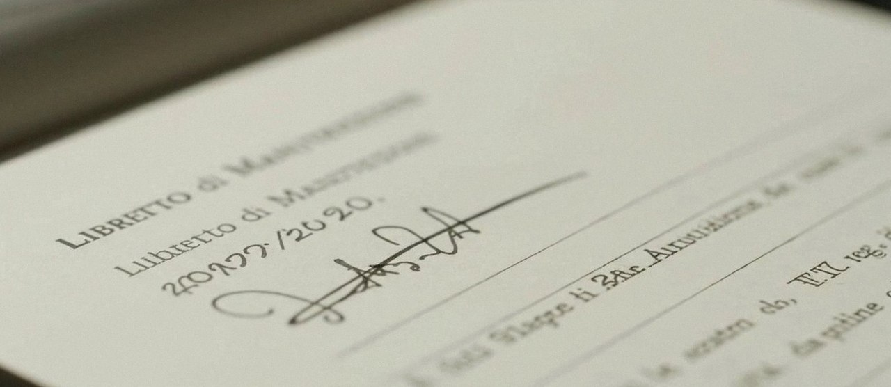 Firma sul libretto dell'impianto dopo l'intervento, per la dichiarazione di conformità di una caldaia Beretta a San Pietro in Cariano
