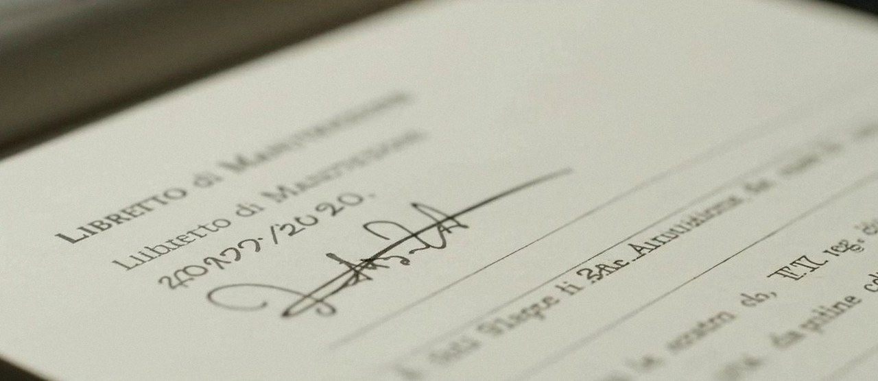 Firma sul libretto dell'impianto dopo l'intervento, per la dichiarazione di conformità di una caldaia Beretta a Sant’Ambrogio di Valpolicella