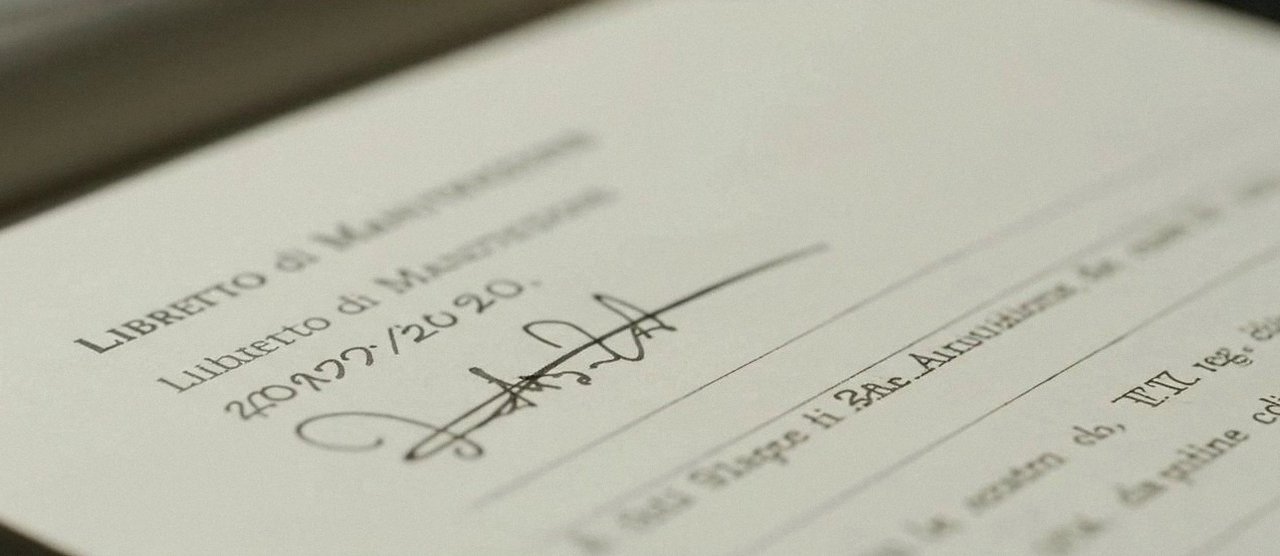 Firma sul libretto dell'impianto dopo l'intervento, per la dichiarazione di conformità di una caldaia Beretta a Soave