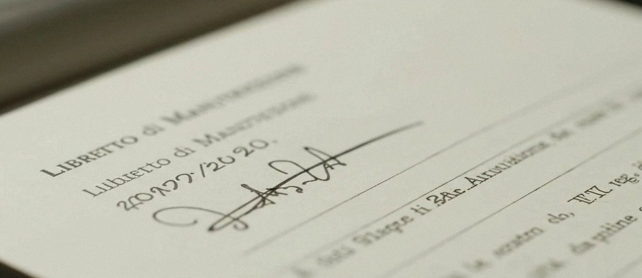 Firma sul libretto dell'impianto dopo l'intervento, per la dichiarazione di conformità di una caldaia Beretta a Sommacampagna