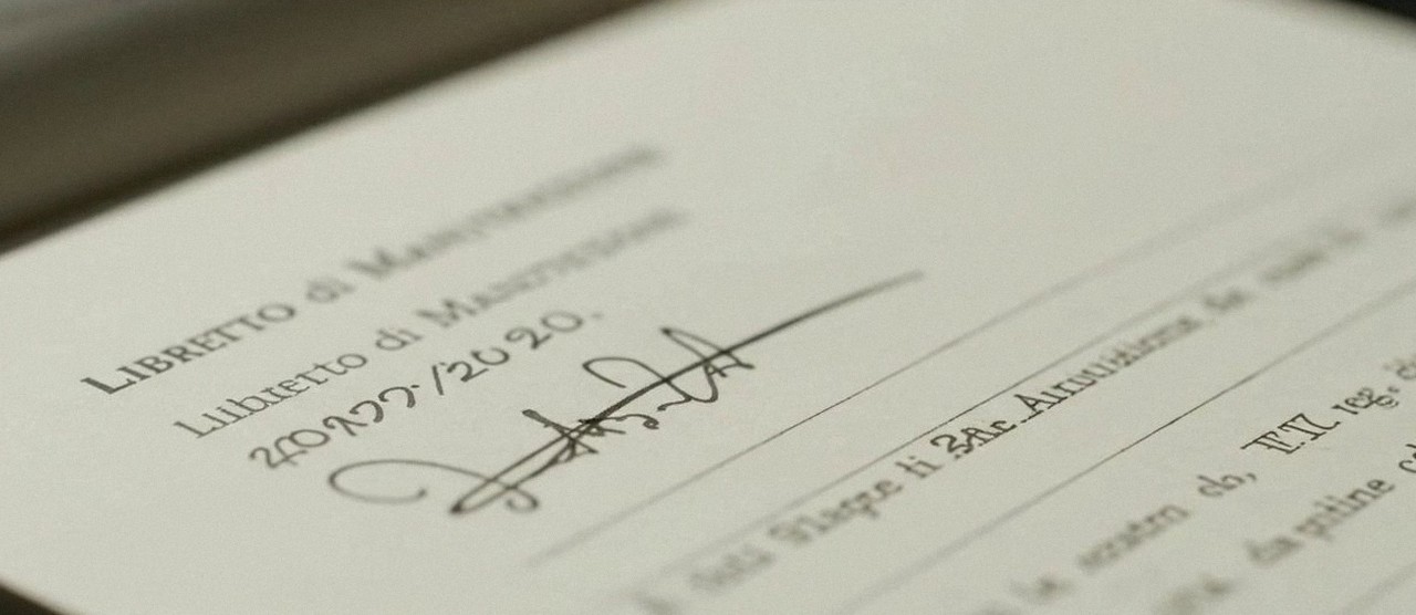 Firma sul libretto dell'impianto dopo l'intervento, per la dichiarazione di conformità di una caldaia Beretta a Torri del Benaco