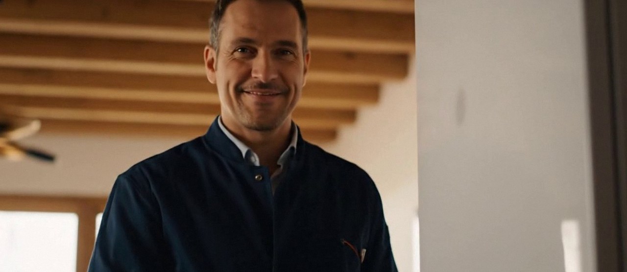 Tecnico sorridente in una casa dopo un intervento, Verona e provincia, per la dichiarazione di conformità di una caldaia Beretta a Borgo Trento