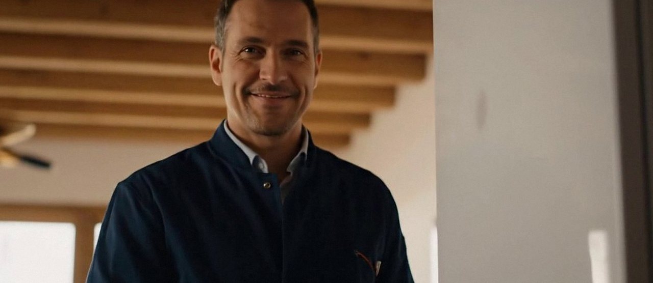 Tecnico sorridente in una casa dopo un intervento, durante il lavaggio chimico dell'impianto di una caldaia Beretta a San Martino Buon Albergo