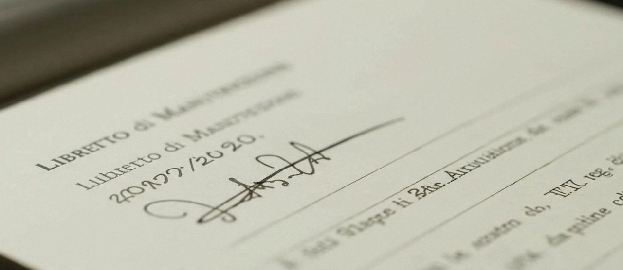 Firma sul libretto dell'impianto dopo l'intervento, durante la manutenzione di una caldaia Beretta a Castelnuovo del Garda