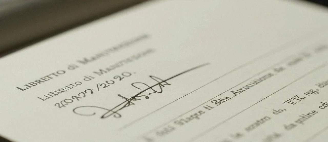 Firma sul libretto dell'impianto dopo l'intervento, durante la manutenzione di una caldaia Beretta a Garda