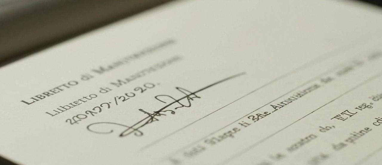 Firma sul libretto dell'impianto dopo l'intervento, durante la manutenzione di una caldaia Beretta a Isola della Scala