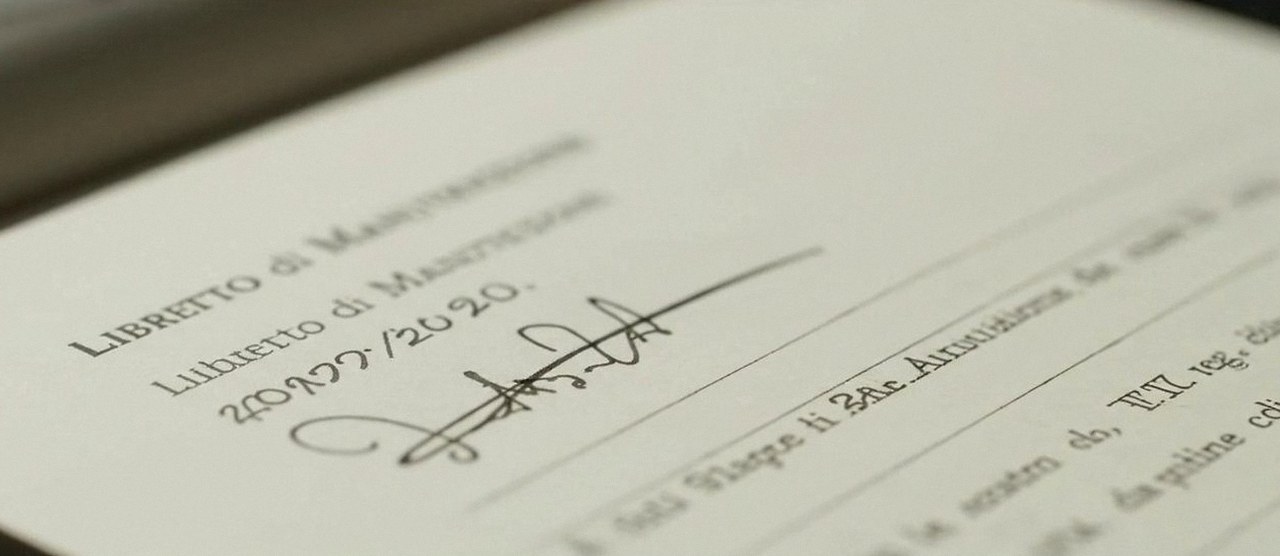 Firma sul libretto dell'impianto dopo l'intervento, durante la manutenzione di una caldaia Beretta a Lavagno