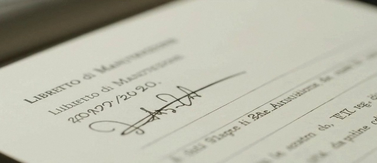 Firma sul libretto dell'impianto dopo l'intervento, durante la manutenzione di una caldaia Beretta a Lazise