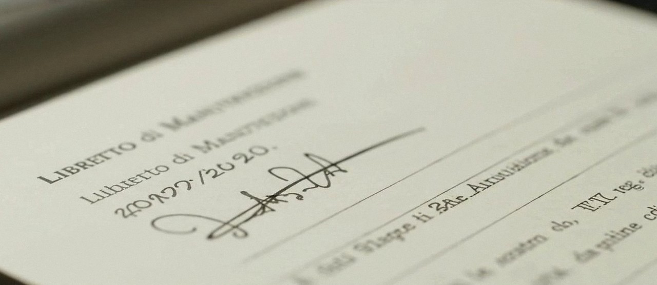 Firma sul libretto dell'impianto dopo l'intervento, durante la manutenzione di una caldaia Beretta a San Martino Buon Albergo
