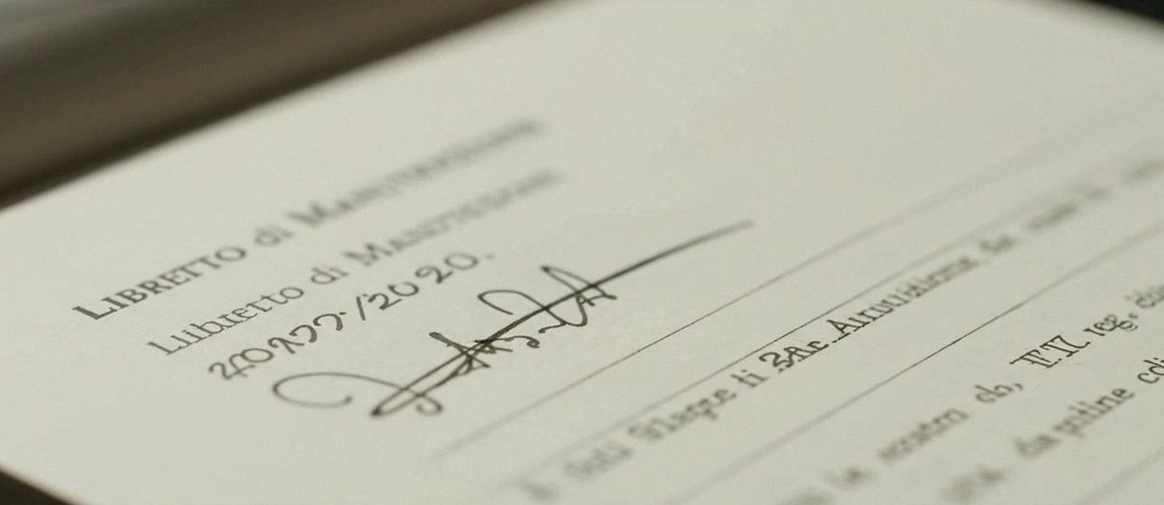 Firma sul libretto dell'impianto dopo l'intervento, durante la manutenzione di una caldaia Beretta a Sommacampagna