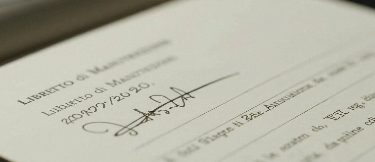 Firma sul libretto dell'impianto dopo l'intervento, durante la manutenzione di una caldaia Beretta a Valeggio sul Mincio