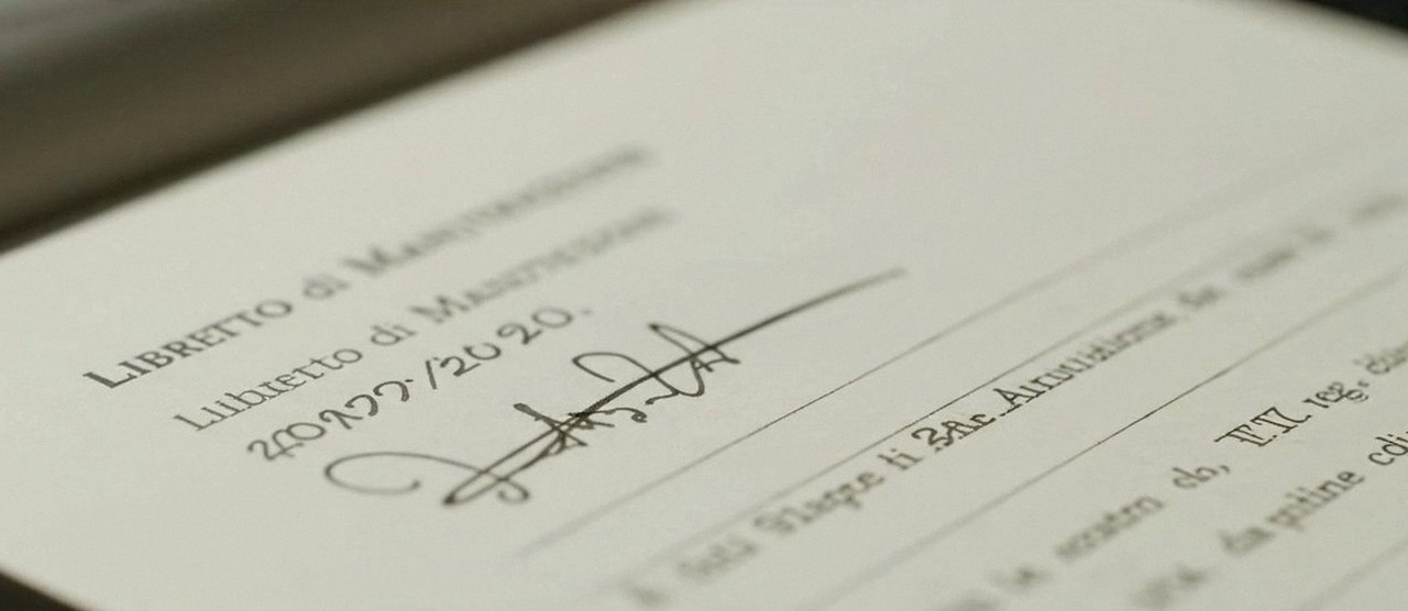 Firma sul libretto dell'impianto dopo l'intervento, durante la manutenzione di una caldaia Beretta a Zevio