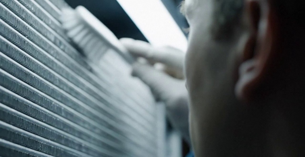 Tecnico che pulisce lo scambiatore di calore della caldaia, Verona e provincia, per leggere il codice errore di una caldaia Biasi a Borgo Milano