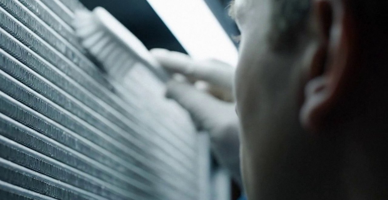 Tecnico che pulisce lo scambiatore di calore della caldaia, Verona e provincia, durante un pronto intervento di una caldaia Biasi a Negrar di Valpolicella