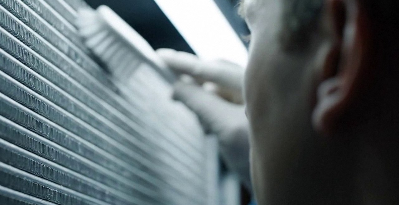 Tecnico che pulisce lo scambiatore di calore della caldaia, Verona e provincia, durante un pronto intervento di una caldaia Biasi a Sommacampagna