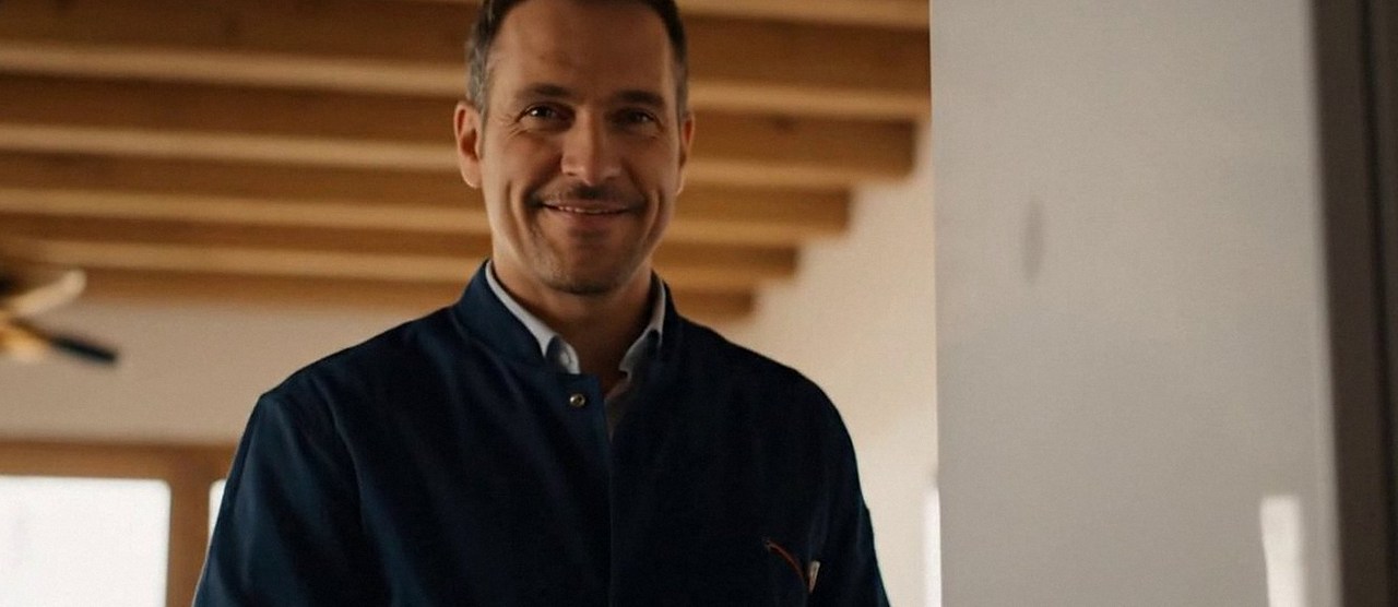 Tecnico sorridente in una casa dopo un intervento, durante il lavaggio chimico dell'impianto di una caldaia Buderus a Bardolino
