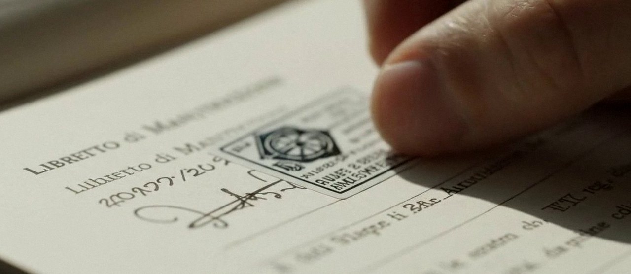 Firma sul libretto dell'impianto dopo l'intervento, durante la manutenzione di una caldaia Chaffoteaux a Bovolone