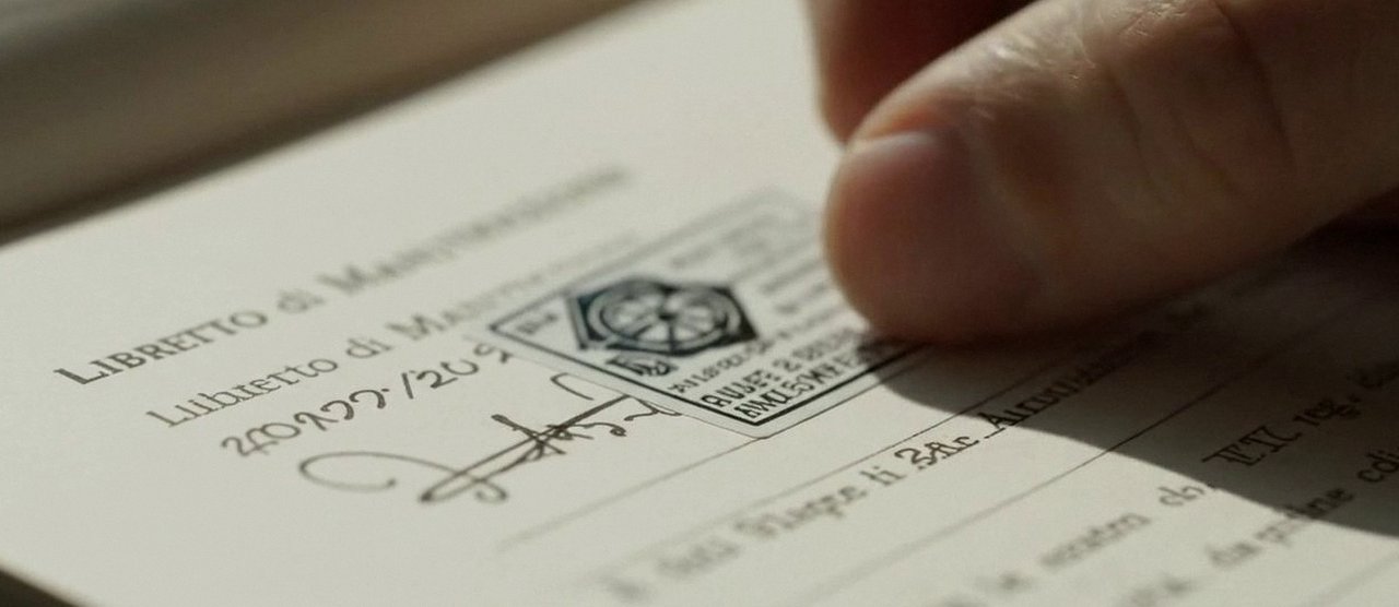 Firma sul libretto dell'impianto dopo l'intervento, durante la manutenzione di una caldaia Chaffoteaux a Soave