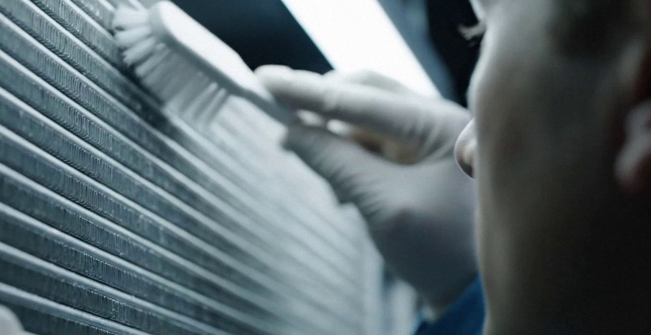 Tecnico che pulisce lo scambiatore di calore della caldaia, Verona e provincia, durante un pronto intervento di una caldaia Chaffoteaux a Caldiero