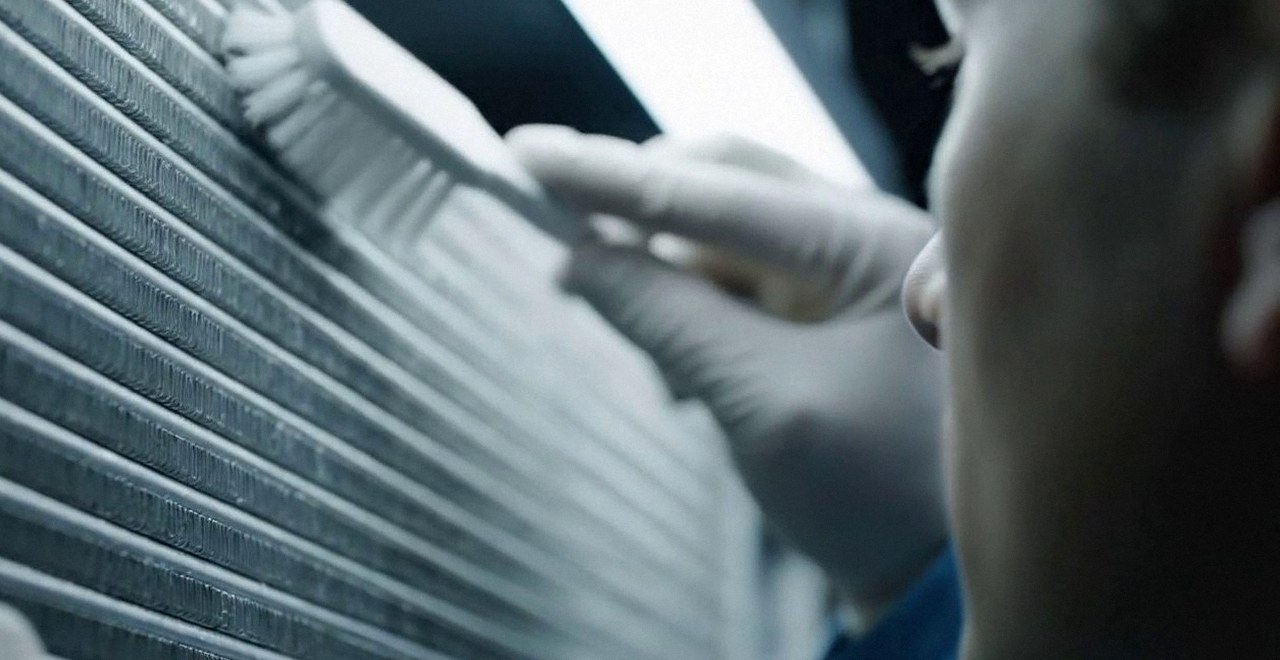 Tecnico che pulisce lo scambiatore di calore della caldaia, Verona e provincia, durante un pronto intervento di una caldaia Chaffoteaux a Cerea