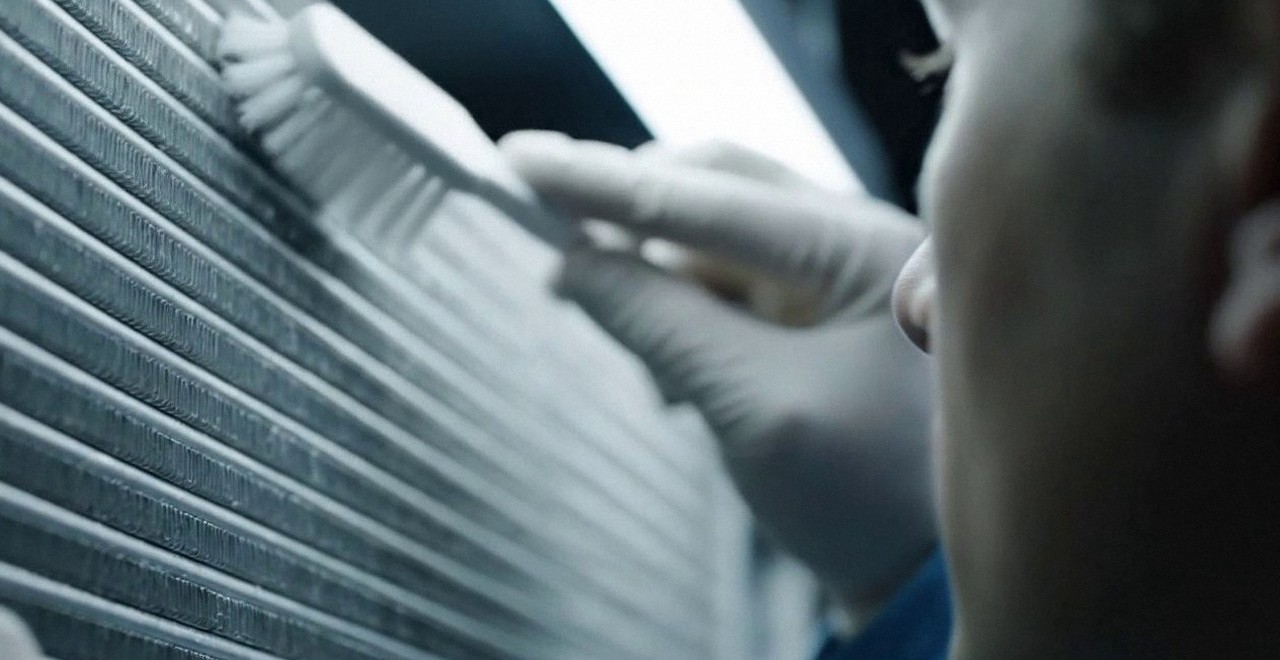 Tecnico che pulisce lo scambiatore di calore della caldaia, Verona e provincia, durante un pronto intervento di una caldaia Chaffoteaux a Garda