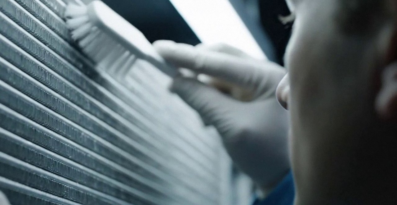 Tecnico che pulisce lo scambiatore di calore della caldaia, Verona e provincia, durante un pronto intervento di una caldaia Chaffoteaux a Grezzana