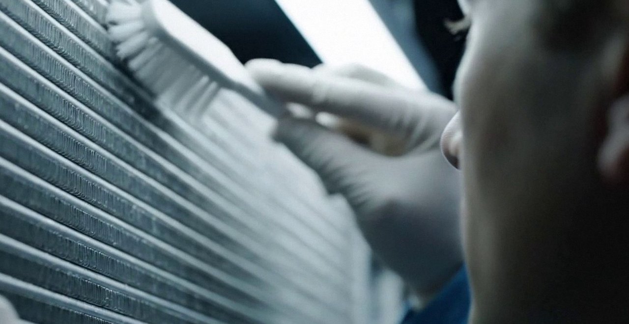Tecnico che pulisce lo scambiatore di calore della caldaia, Verona e provincia, durante un pronto intervento di una caldaia Chaffoteaux a Lazise