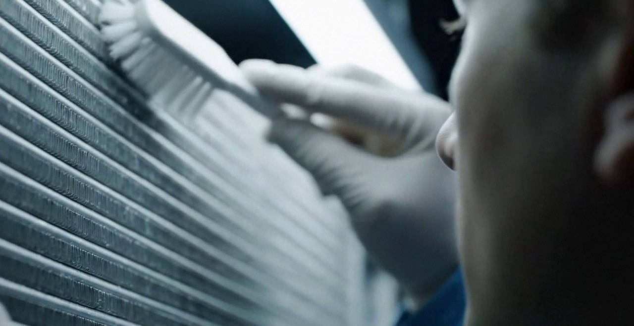 Tecnico che pulisce lo scambiatore di calore della caldaia, Verona e provincia, durante un pronto intervento di una caldaia Chaffoteaux a Negrar di Valpolicella