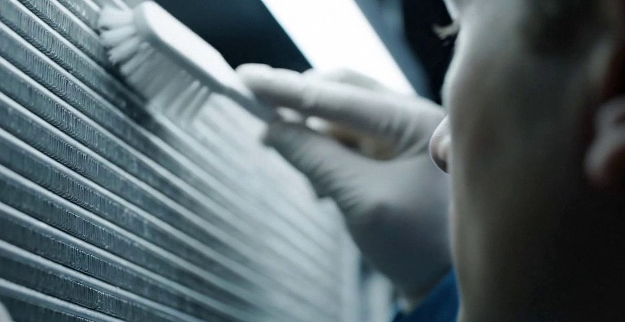 Pronto intervento caldaia Chaffoteaux a Sant’Ambrogio di Valpolicella Tecnico che pulisce lo scambiatore di calore della caldaia, Verona e provincia, durante un pronto intervento di una caldaia Chaffoteaux a Sant’Ambrogio di Valpolicella