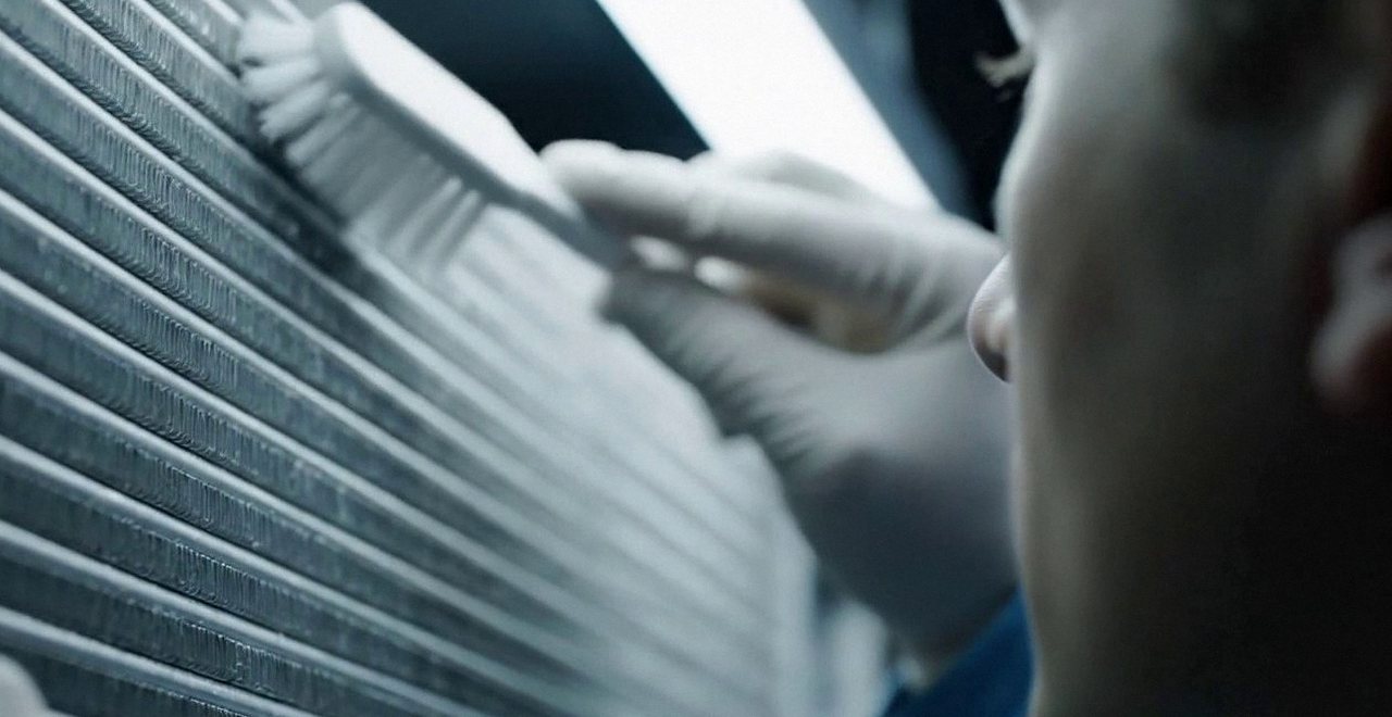 Pronto intervento caldaia Chaffoteaux a Torri del Benaco Tecnico che pulisce lo scambiatore di calore della caldaia, Verona e provincia, durante un pronto intervento di una caldaia Chaffoteaux a Torri del Benaco