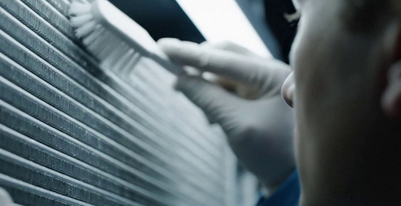 Tecnico che pulisce lo scambiatore di calore della caldaia, Verona e provincia, durante un pronto intervento di una caldaia Chaffoteaux a Zevio
