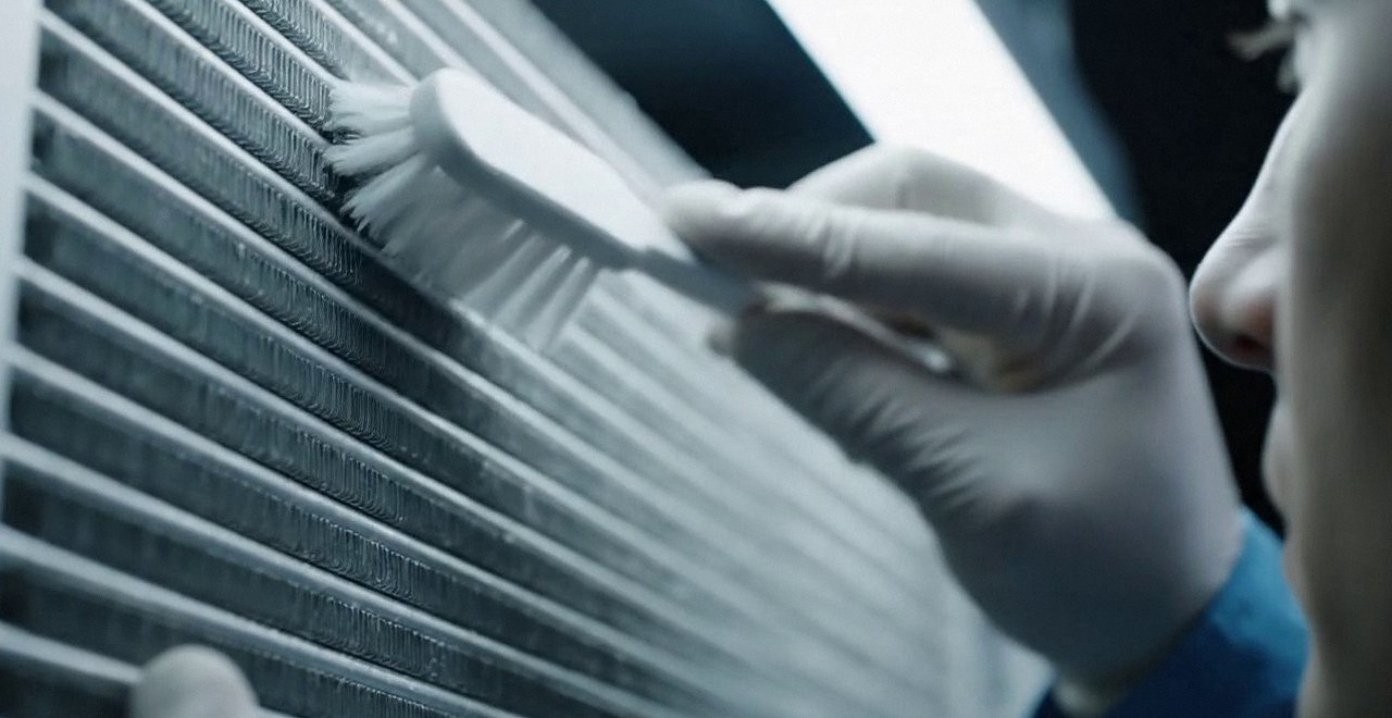 Pulizia dello scambiatore di calore con una spazzola, durante il lavaggio chimico dell'impianto di una caldaia Ferroli a Pescantina