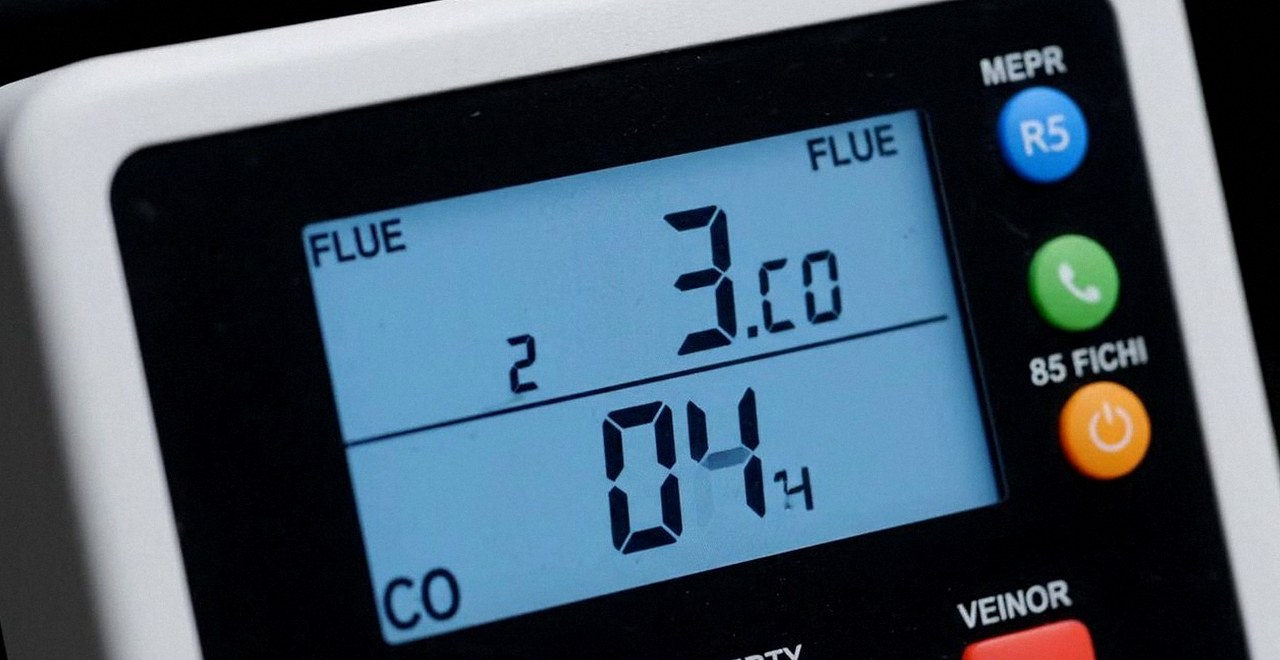Analizzatore di combustione con le misure dei fumi, per leggere il codice errore di una caldaia Fondital a Cerea