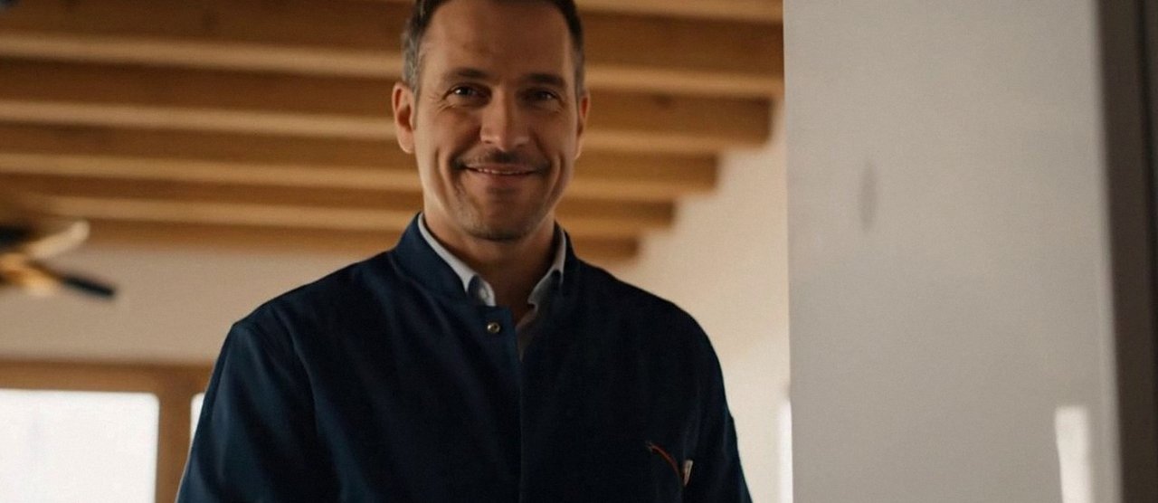 Tecnico sorridente in una casa dopo un intervento, durante il lavaggio chimico dell'impianto di una caldaia Fondital a San Martino Buon Albergo