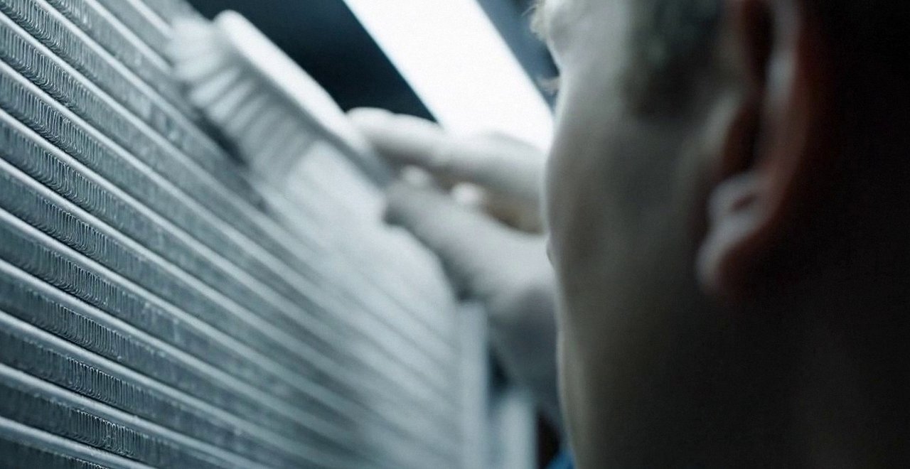 Tecnico che pulisce lo scambiatore di calore della caldaia, Verona e provincia, durante un pronto intervento di una caldaia Fontecal a Bardolino