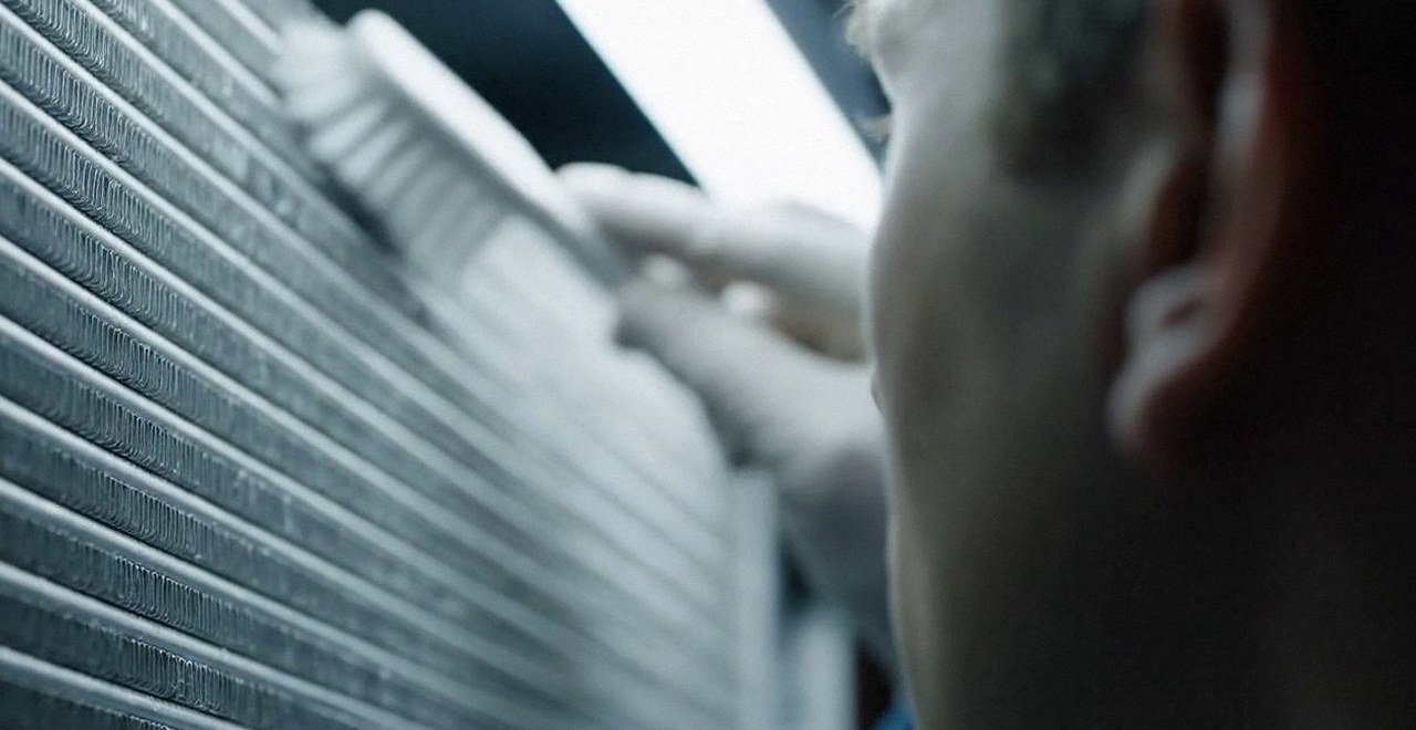 Tecnico che pulisce lo scambiatore di calore della caldaia, Verona e provincia, durante un pronto intervento di una caldaia Fontecal a Bovolone