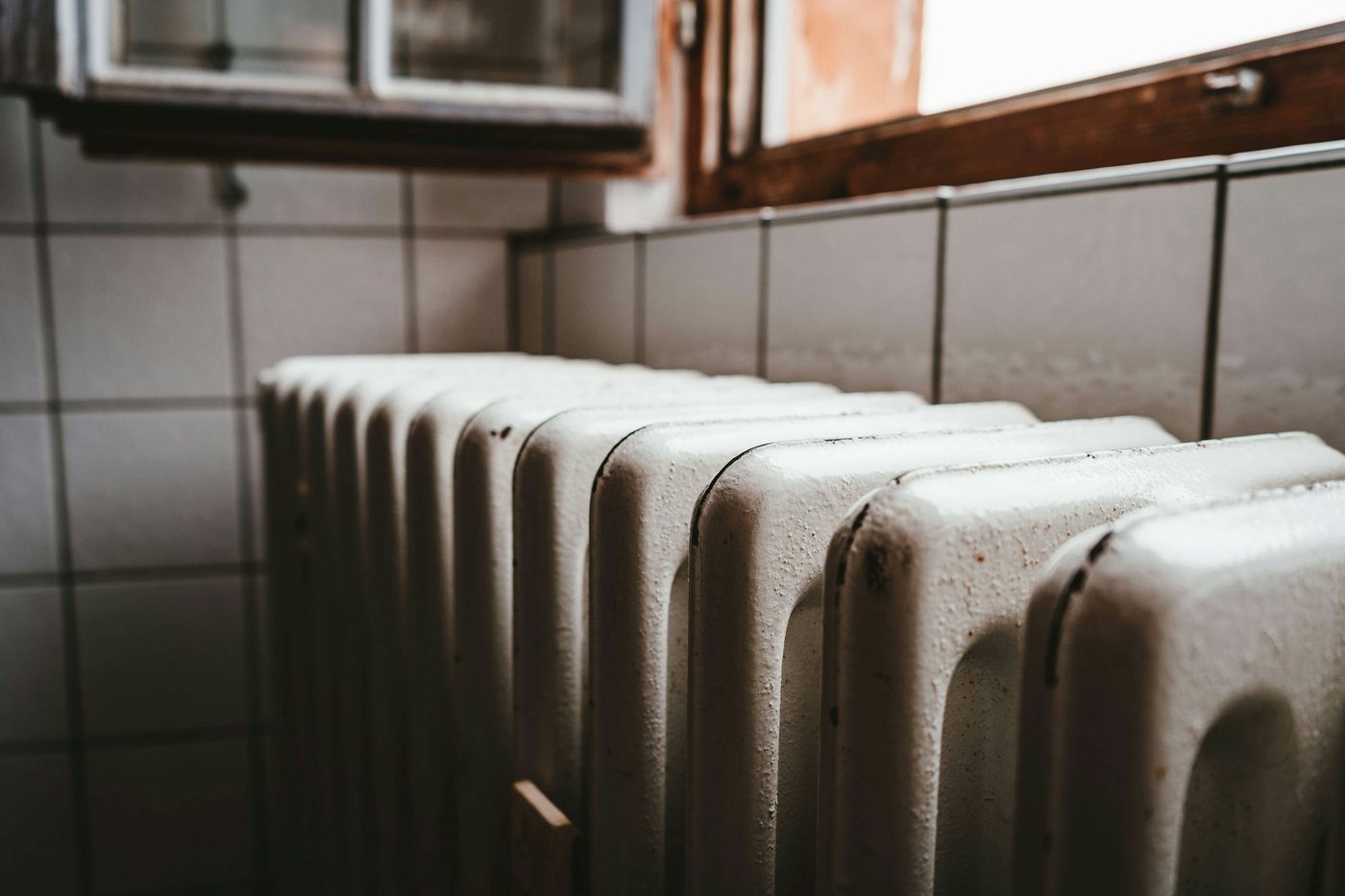 Termosifone in ghisa accanto a una finestra