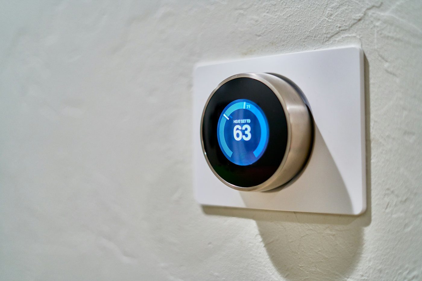 Termostato a muro con il display acceso