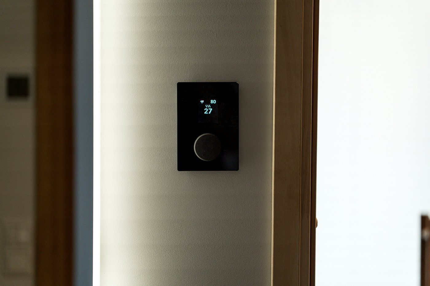 Termostato nero a parete in un corridoio