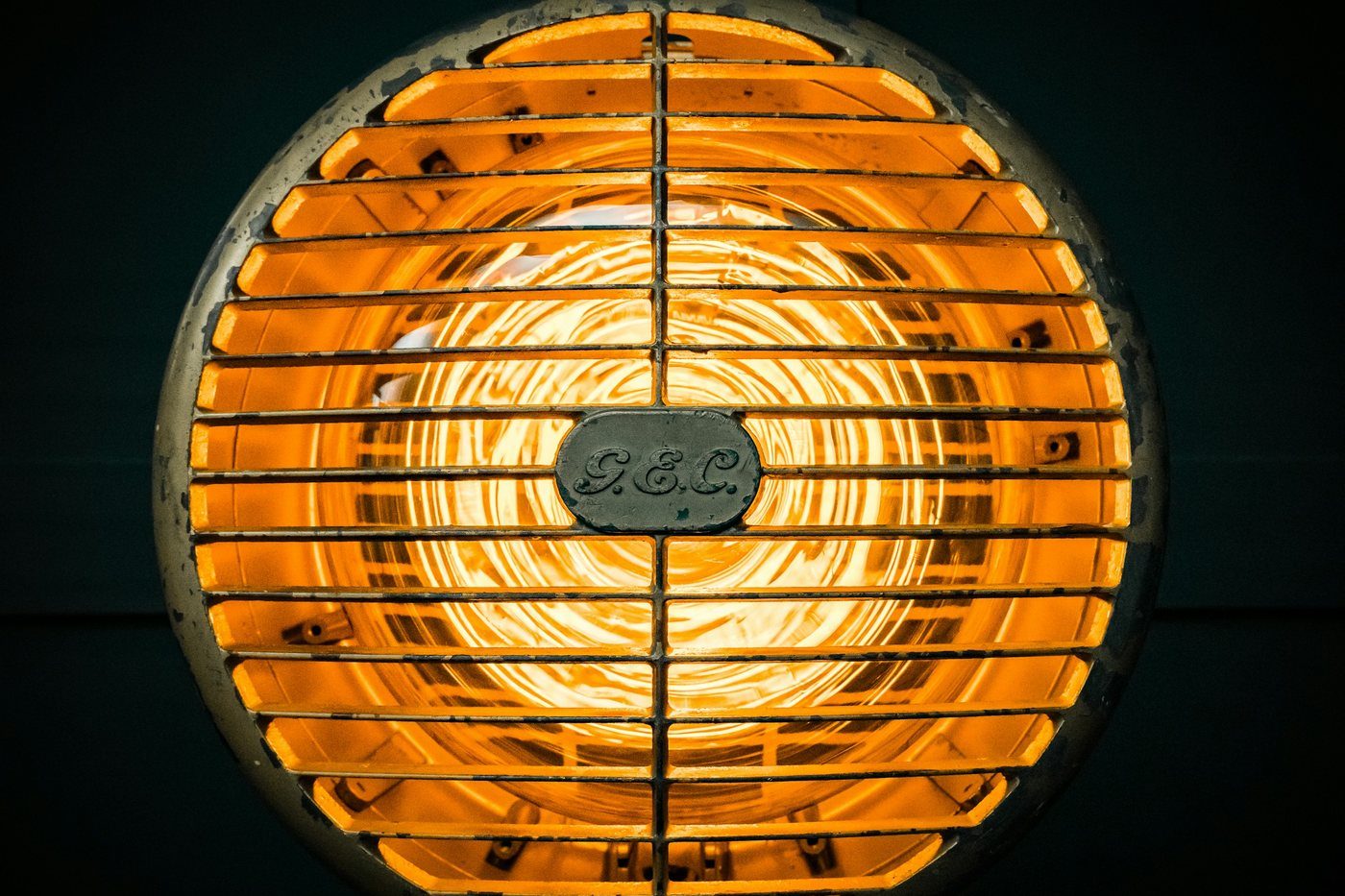 Stufa elettrica con la griglia e la luce arancione
