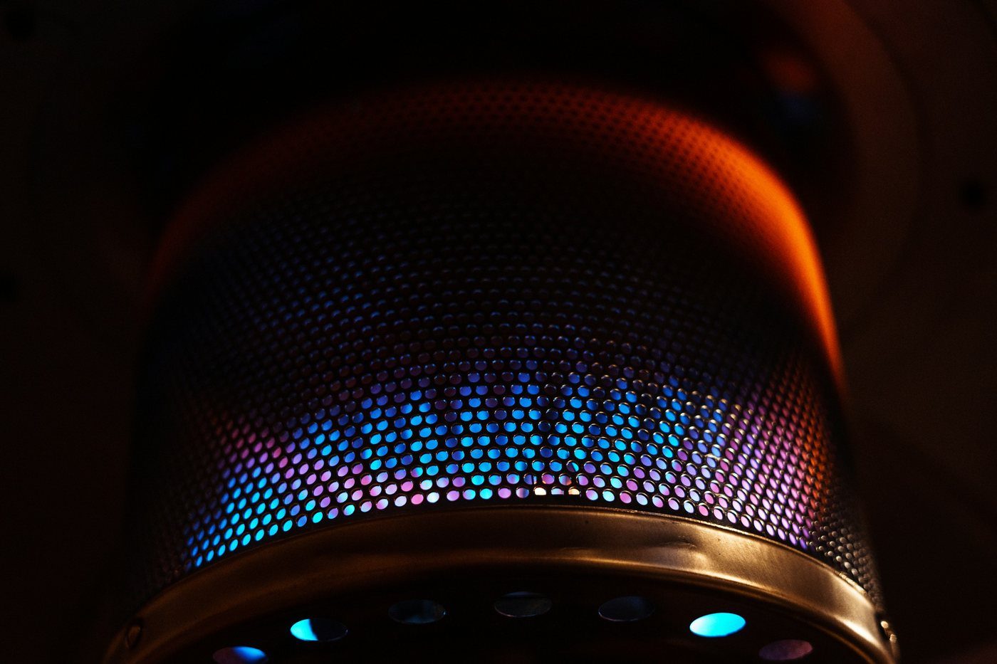 Bruciatore a gas con fiamma blu e arancio, in penombra