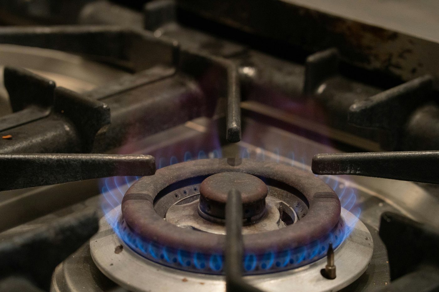 Bruciatore a gas acceso con fiamma blu
