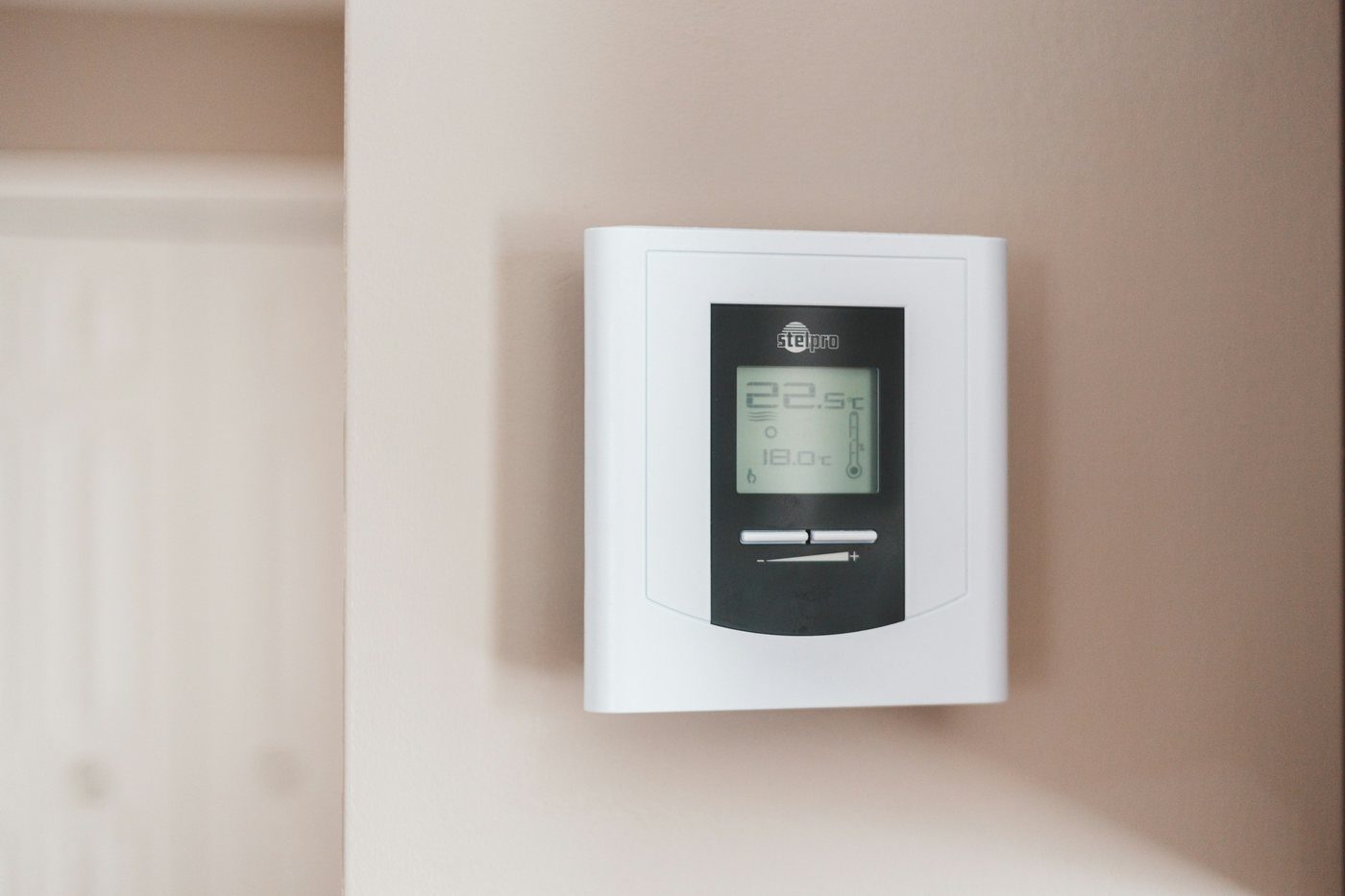Termostato digitale bianco appeso al muro